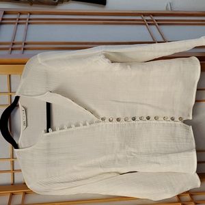 Super Cute Ivory Zara Top 19 Buttons, Flattering Cut L. NWOT